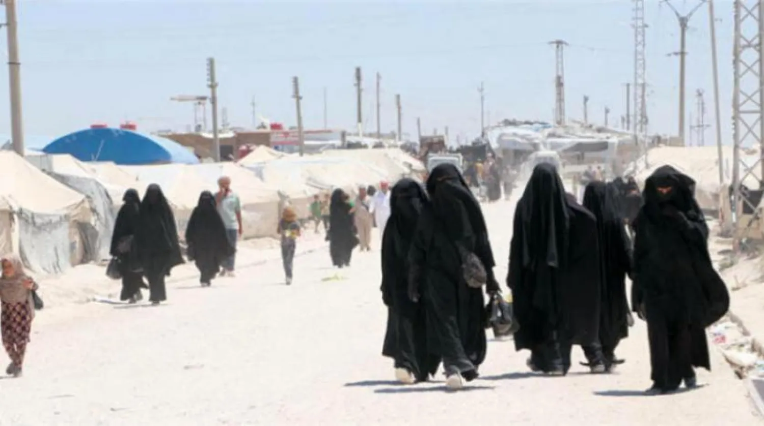 El-Hol Kampı’nda gezen insanlar (Şarku’l Avsat)