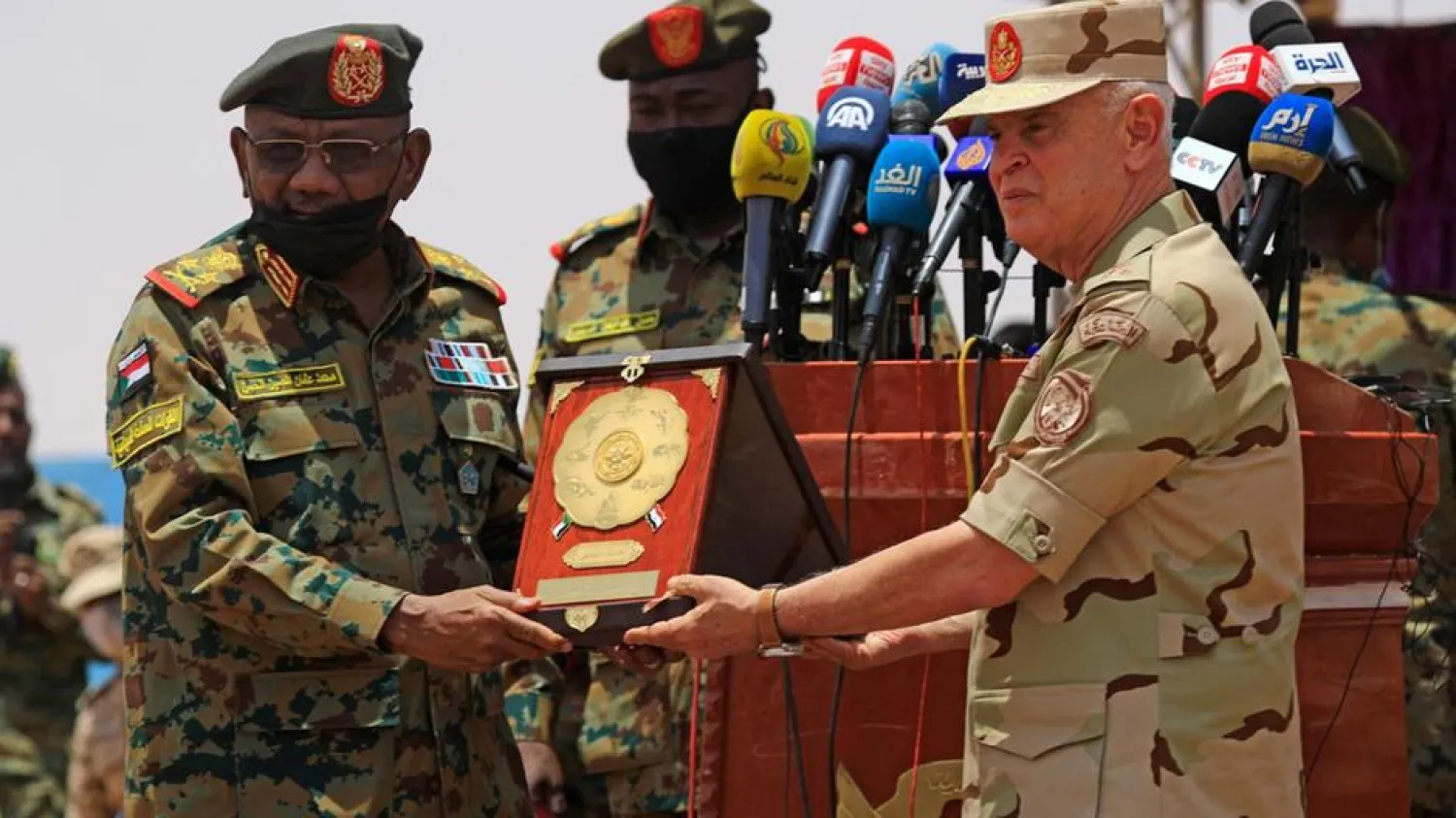 Sudanese Chief of Staff Lt. Gen. Mohammed Osman Al Hussein, left, and his Egyptian counterpart Gen. Mohammed Farid at the end of the “Guardians of the Nile” joint military drill in south Sudan. (AFP)