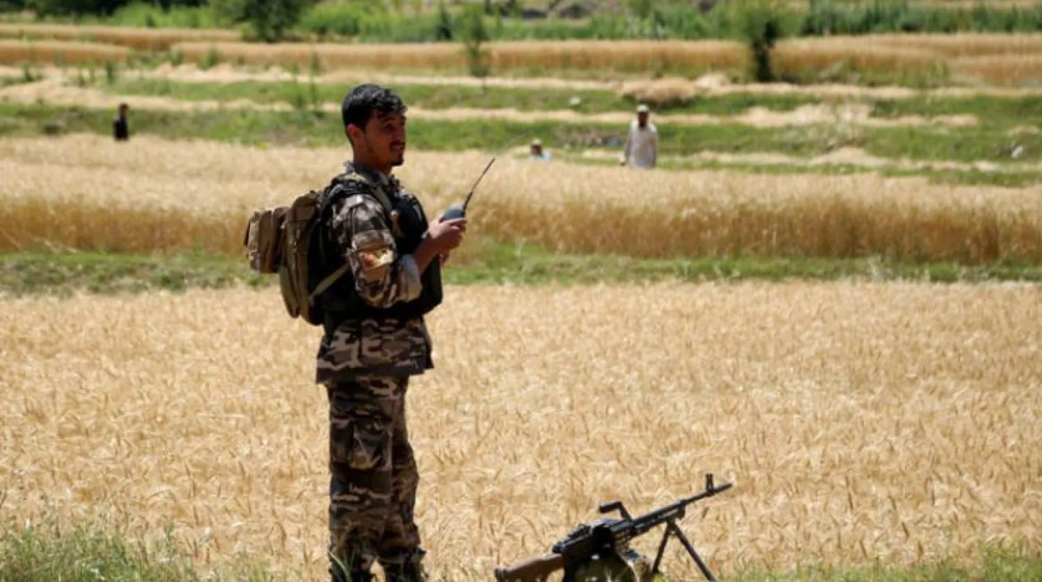 Dün Nangarhar eyaletinin Achin ilçesindeki bir köyün Taliban unsurlarından temizlenmesi ardından devriye gezen Afgan güvenlik yetkilisi (EPA)