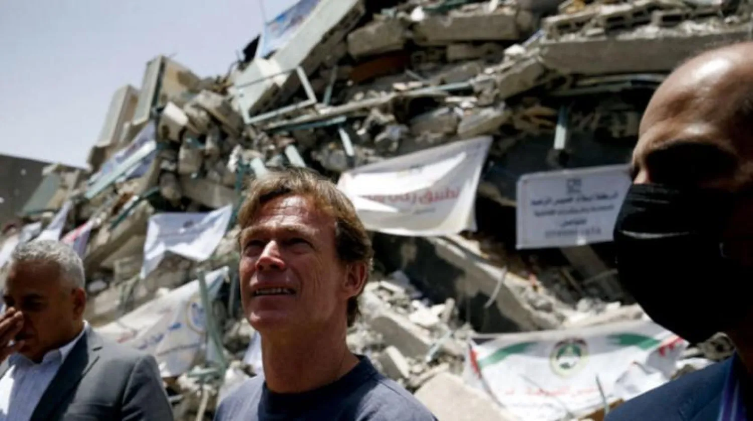 Avrupa Birliği’nin Filistin Temcilcisi Sven Kühn von Burgsdorff, Gazze’nin merkezinde yıkılan bir bina kalıntıları üzerinde düzenlediği basın toplantısında (AFP)