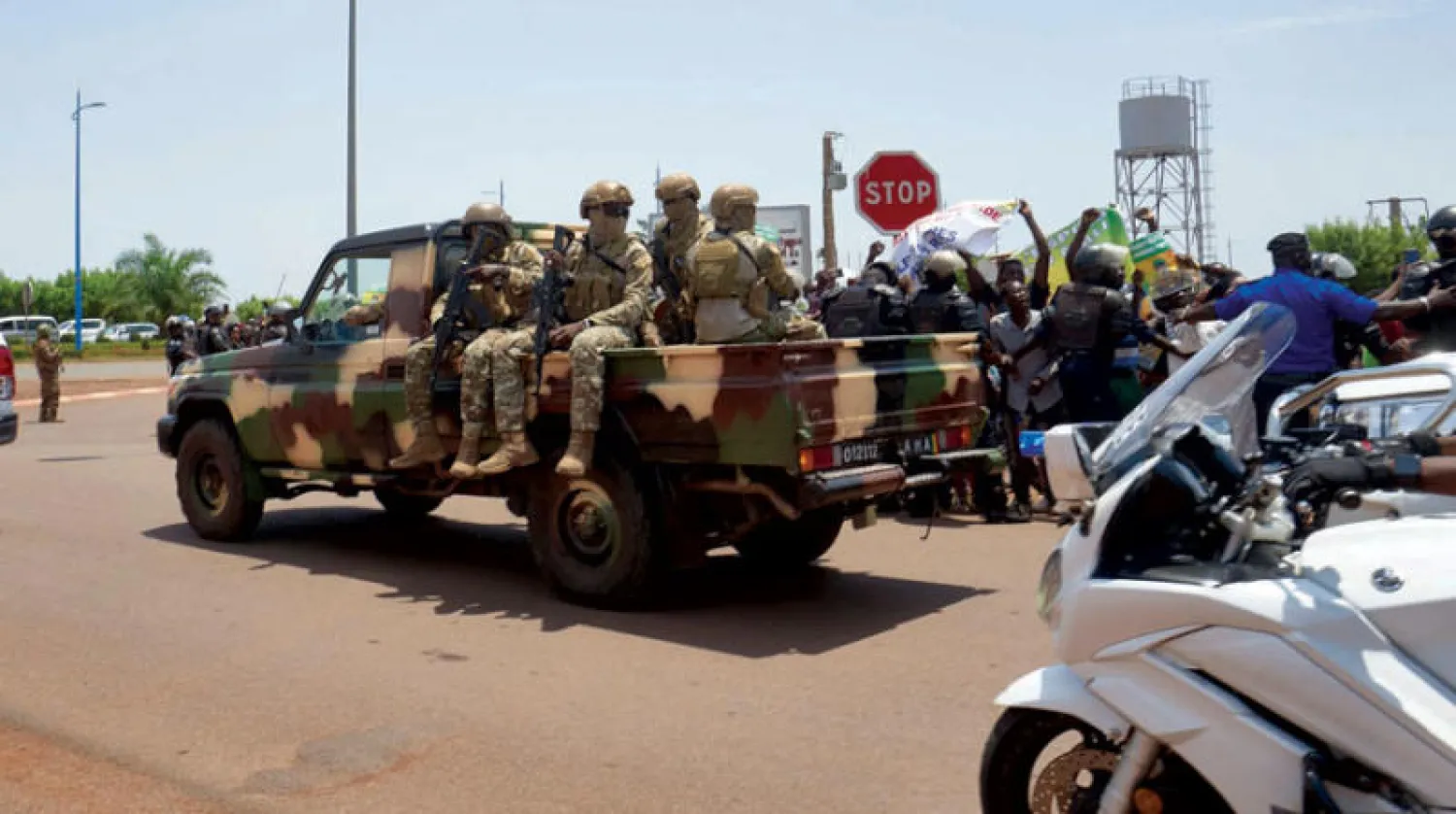 الجيش يرافق غويتا في الحكومة الانتقالية لدى عودته من غانا بعد حضوره قمة دول غرب أفريقيا (أ.ف.ب)