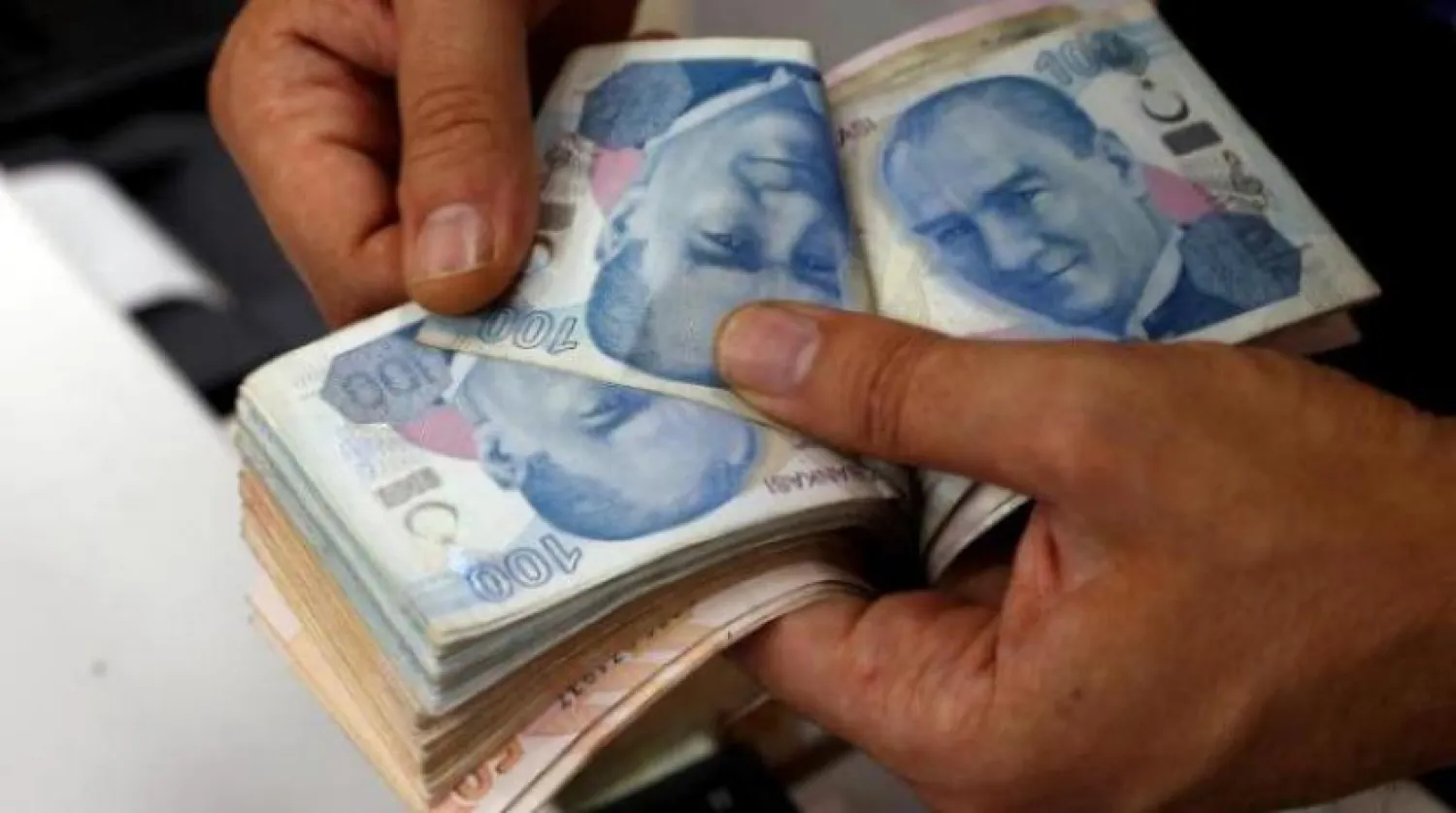 İstanbul'daki bir borsada Türk lirası (Reuters)
