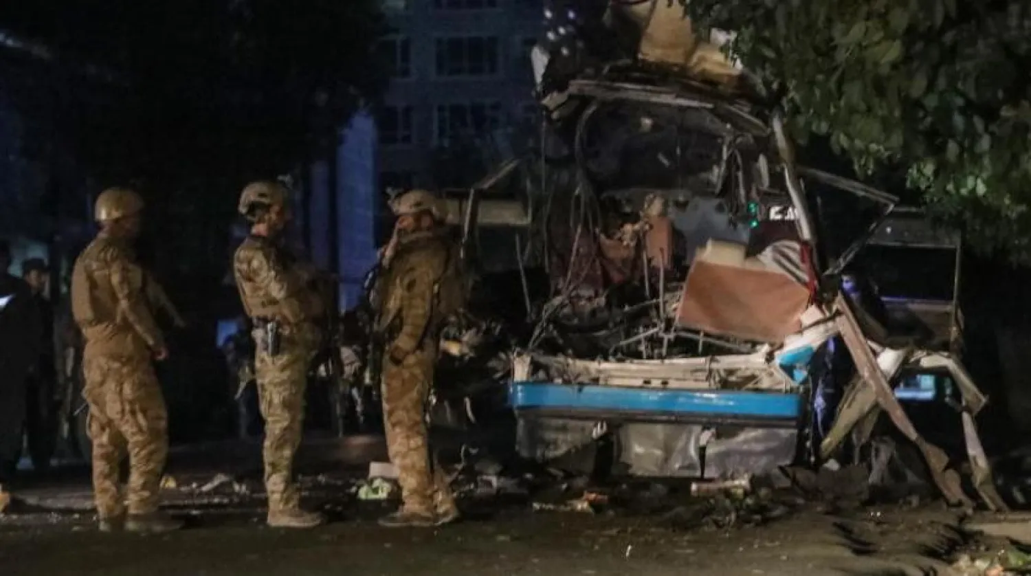 Afgan güvenlik güçleri, Kabil’de patlamanın gerçekleştiği yeri inceliyor (EPA)