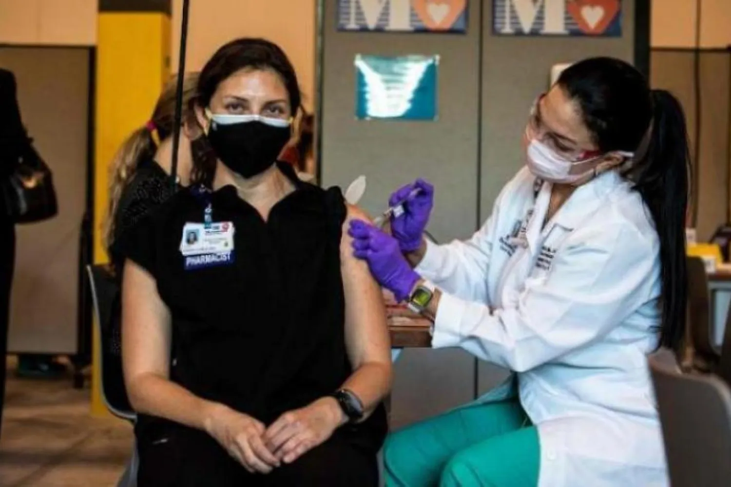 ABD’nin Florida eyaletinde bir hemşire sağlık çalışanlarından birine BioNTech-Pfizer aşısı yapıyor (AFP)

