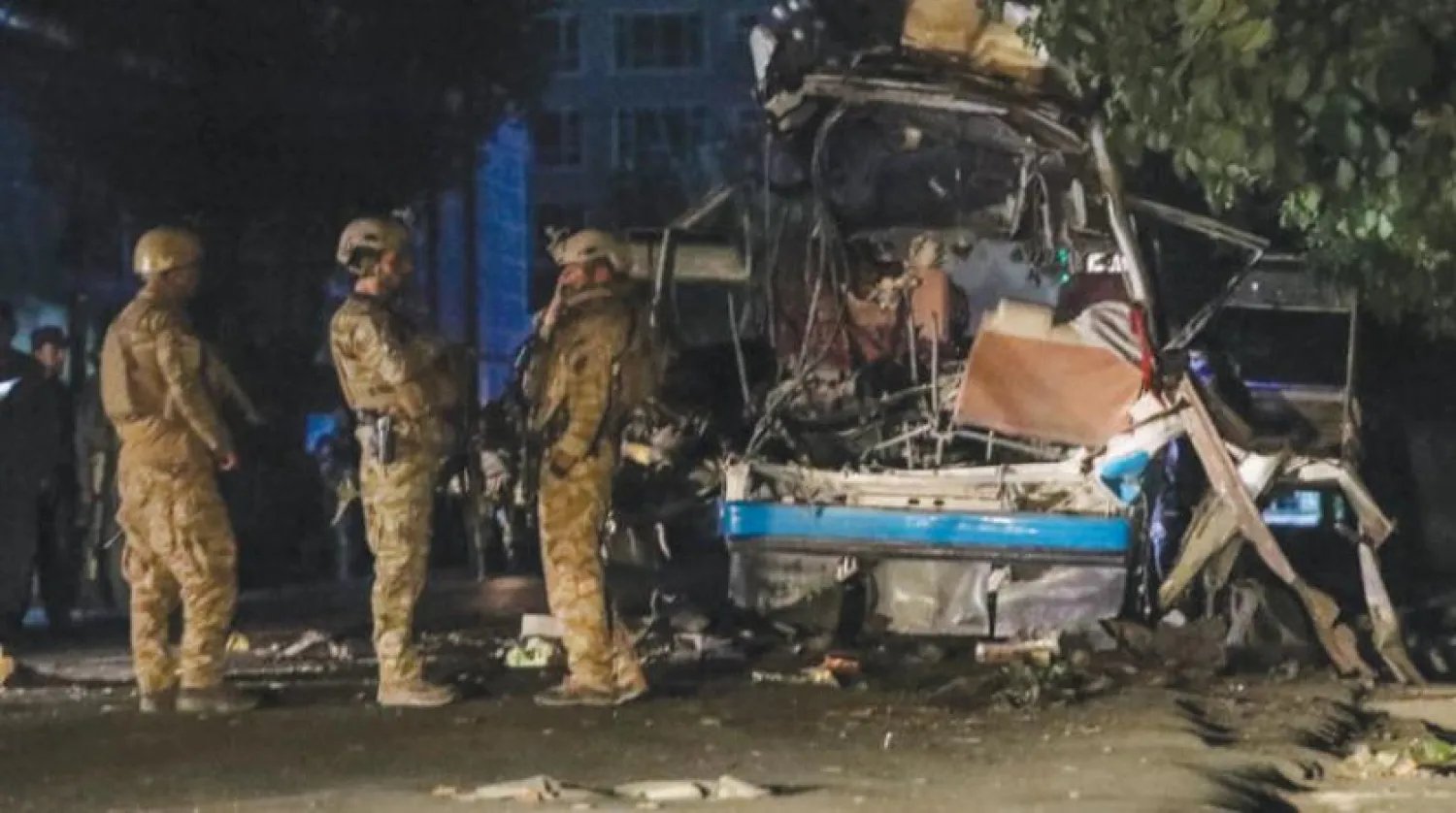 Güvenlik güçleri Salı gecesi Kabil’in batısında meydana gelen bombalı saldırının bulunduğu yeri inceliyor. (AFP)