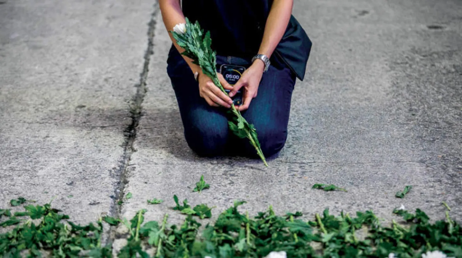 فنانة اعتمدت هذه الطريقة في الذكرى احتجاجات ميدان تيانانمن التي تصادف اليوم بعد أن منعت السلطات التجمعات (أ.ف.ب)