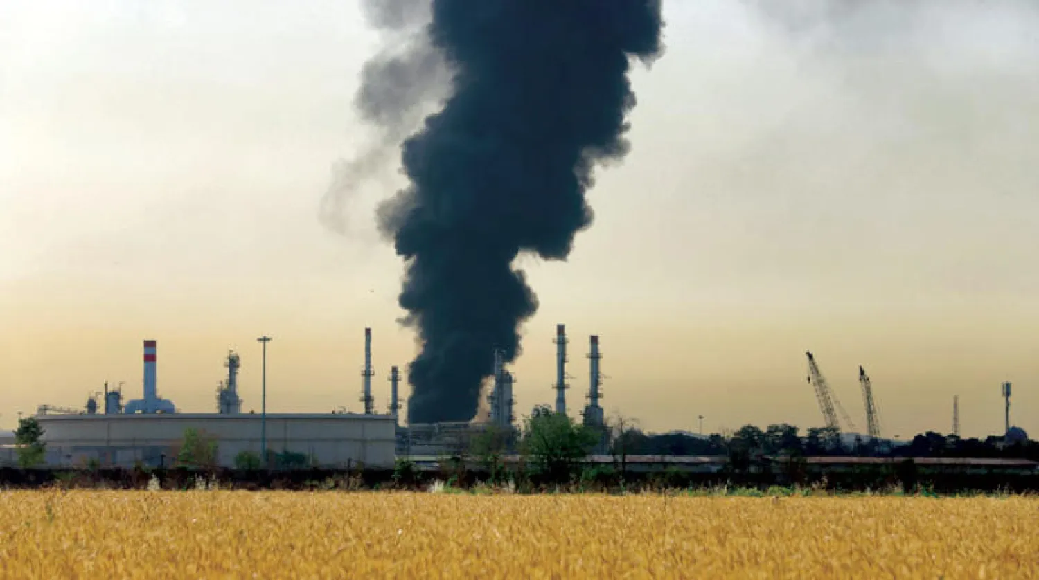 تصاعد عمود من الدخان من مصفاة طهران أمس (أ.ب)