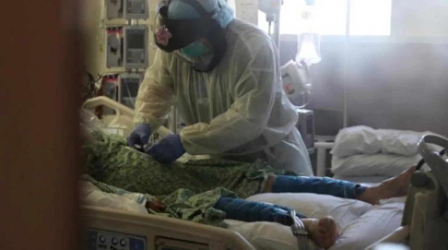 مصاب بفيروس «كورونا» يتلقى العلاج في مستشفى بولاية كاليفورنيا الأميركية (رويترز)