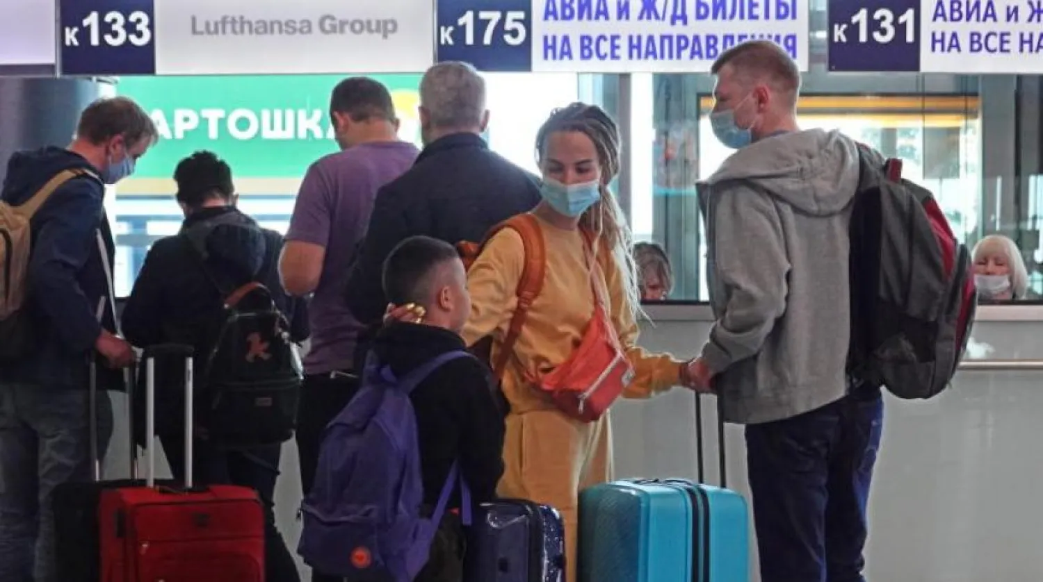 Yolcular, Domodedovo havalimanındaki Lufthansa şirketi gişesinin önünde toplandı (EPA)