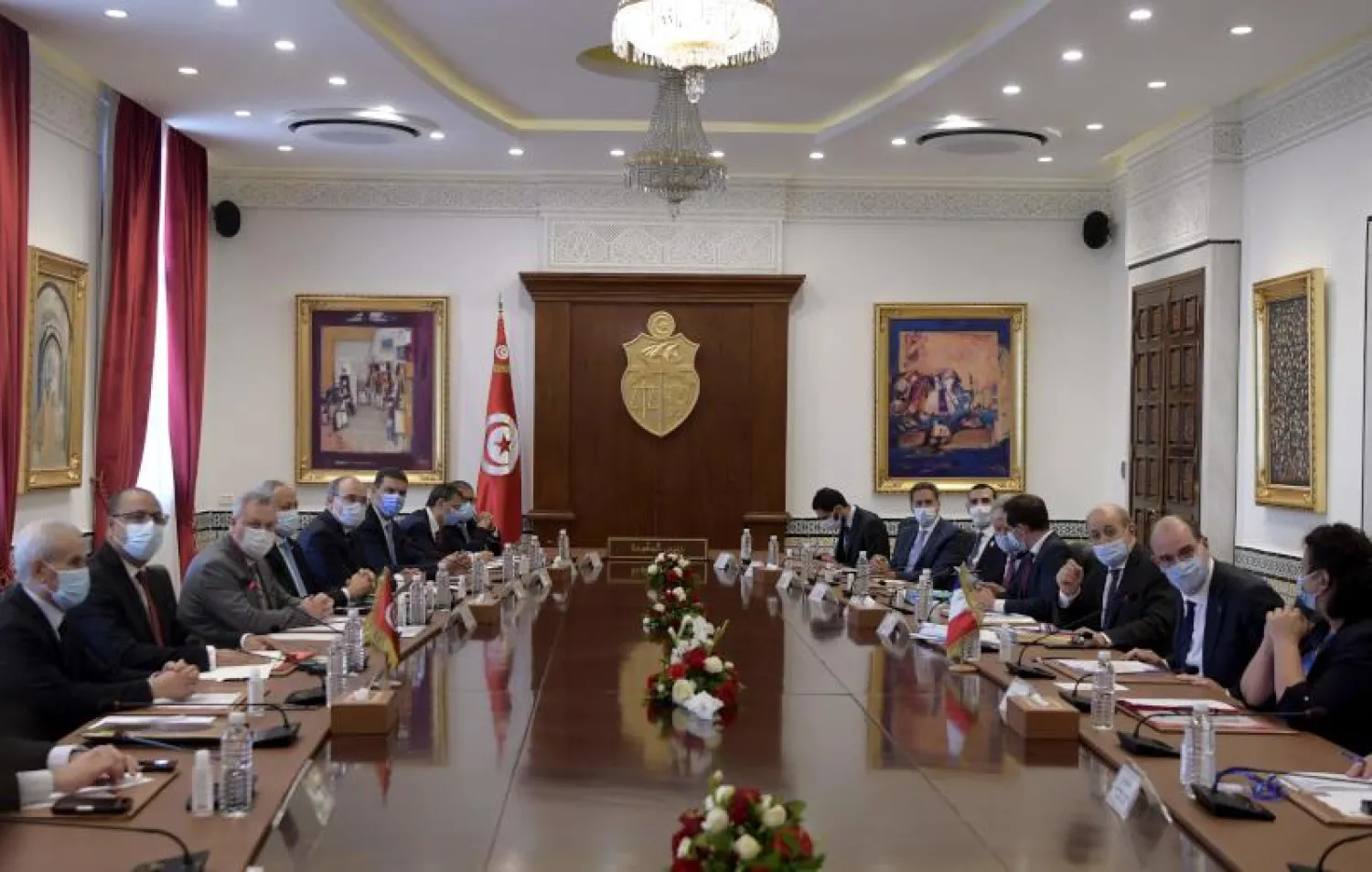 لقاء موسع للوفدين الفرنسي والتونسي (أ.ف.ب)