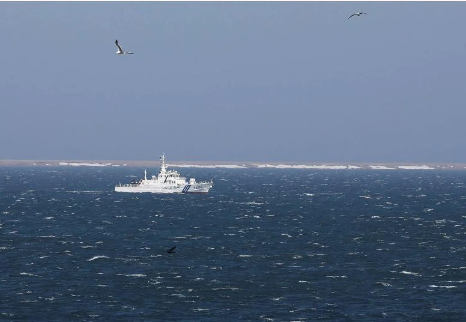 سفينة خفر السواحل اليابانية تبحر قرب الجزر المتنازع عليها التي تسيطر عليها روسيا (أرشيفية - رويترز)