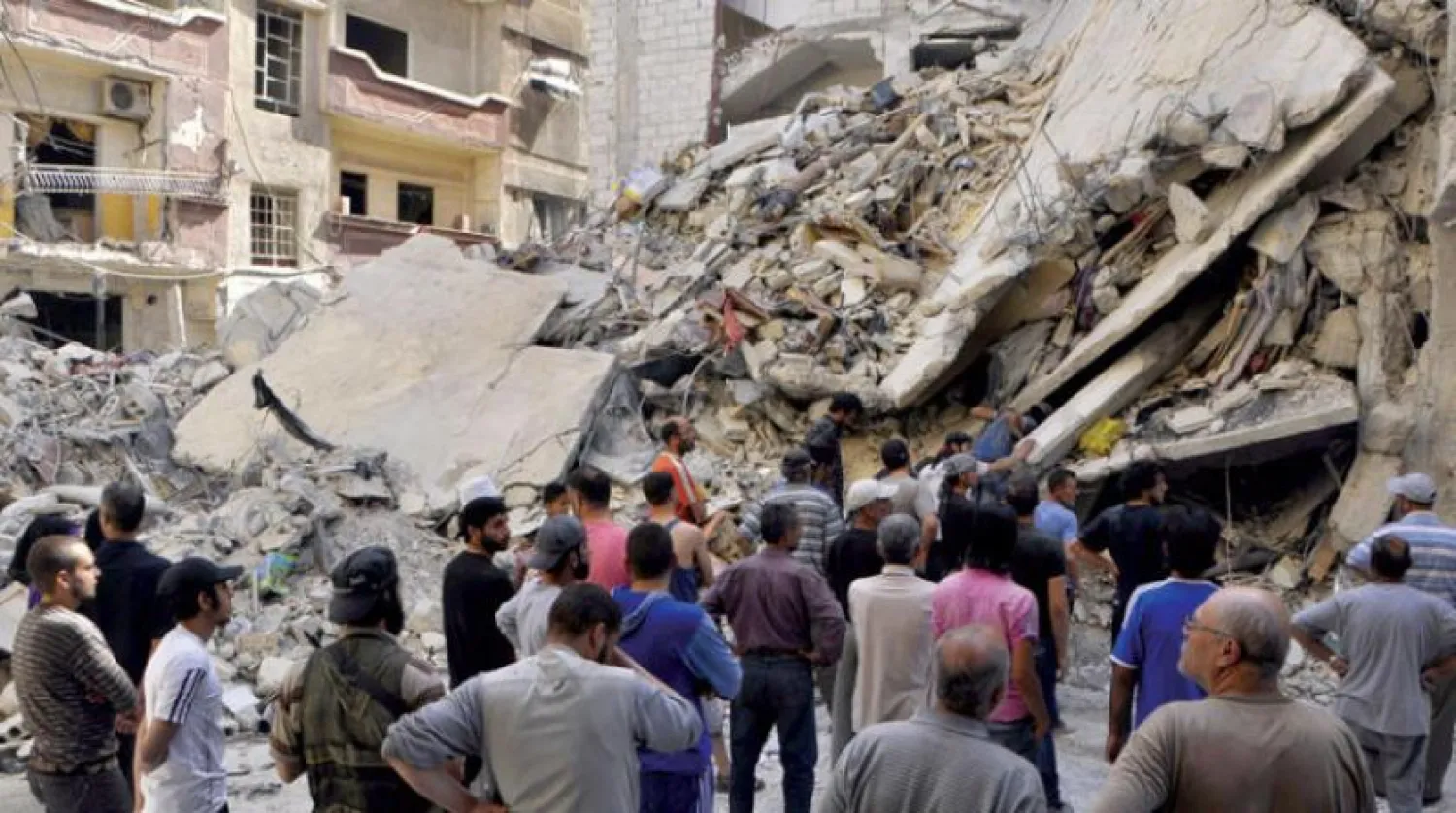 Şam'ın güneyindeki kampın yıkımı önünde Yermuk'taki Filistinliler (Reuters)