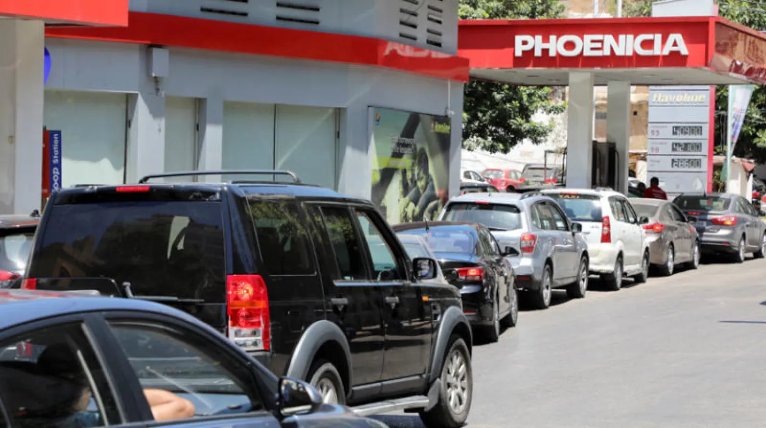 سيارات تنتظر دورها أمس أمام إحدى المحطات في بيروت للحصول على البنزين (رويترز)