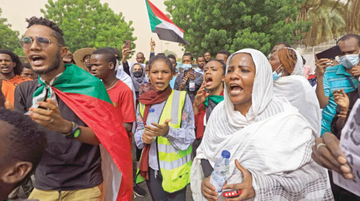 متظاهرون في شوارع الخرطوم للمطالبة بمحاسبة مرتكبي مجزرة الاعتصام (أ.ف.ب)