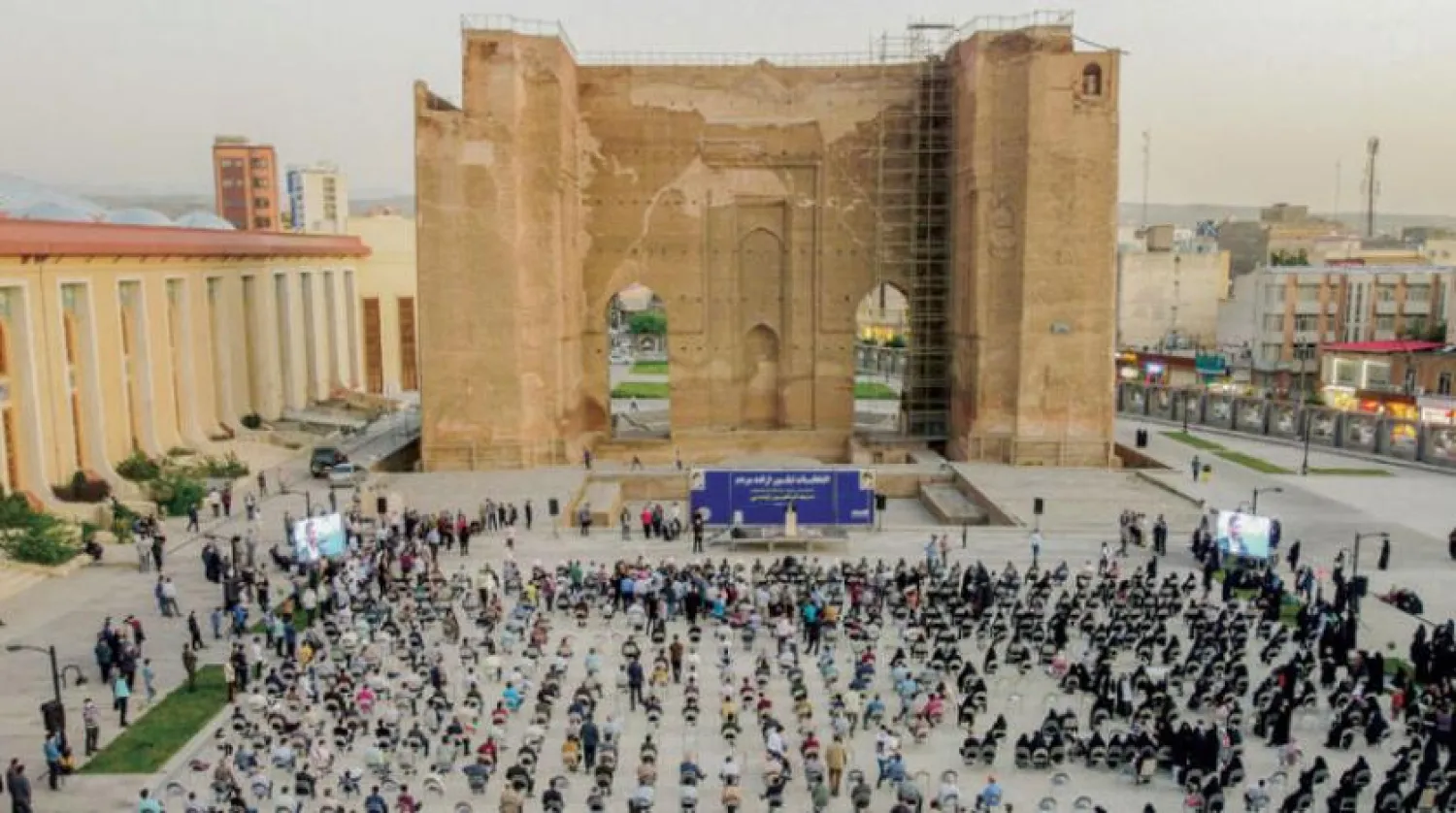 İran Devrim Muhafızları Ordusu eski Komutanı Said Muhammed, dün Tebriz Kalesi'nde muhafazakar aday İbrahim Reisi’nin destekçilerinden oluşan kalabalığa konuşuyor (Mehr)
