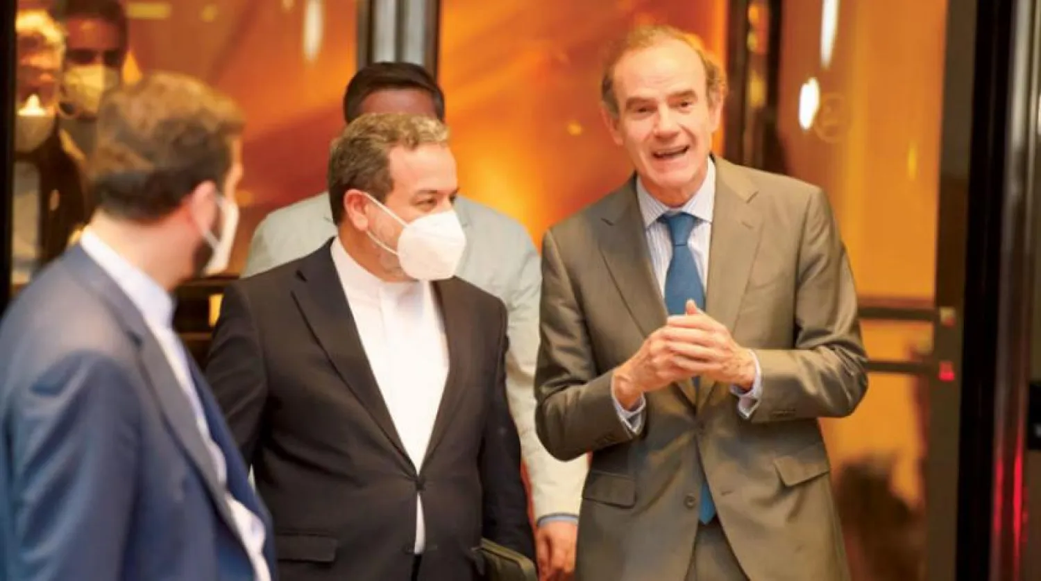 AB Dış İlişkiler Servisi Genel Sekreter Yardımcısı ve Siyasi Direktörü Enrique Mora Çarşamba günü İran’ın baş müzakerecesi Abbas Arakçi ile görüşüyor. (EPA)