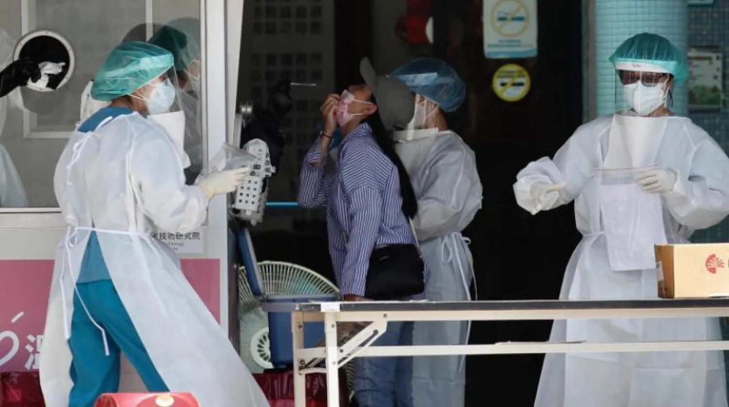 Tayvan'da bir kadına test yapılıyor (EPA)
