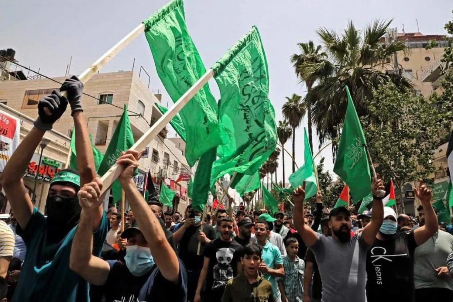 Batı Şeria'daki El Halil kentinde 21 Mayıs'ta İsrail'le ateşkesi kutlayan Hamas destekçileri (AFP)

