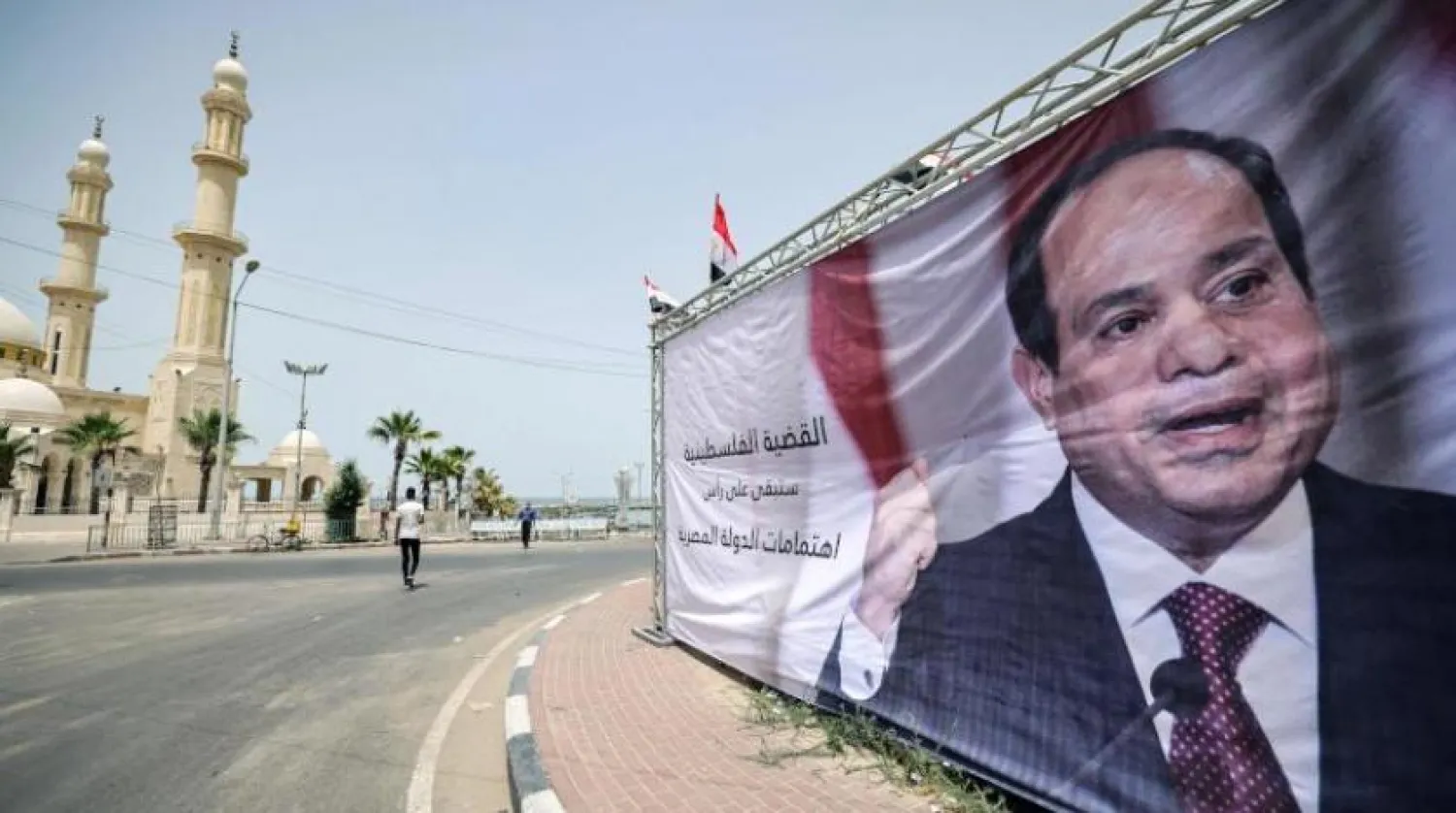 Gazze Şeridi’nin kuzeyindeki Beyt Hanun’da Mısır Cumhurbaşkanı Abdulfettah es-Sisi’nin fotoğrafının yer aldığı afiş (AP)