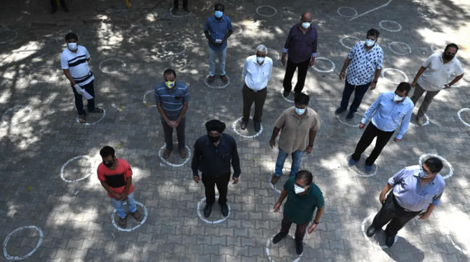 مواطنون ينتظرون الحصول على لقاح ضد «كورونا» في تشيناي عاصمة ولاية تاميل نادو بالهند أمس (أ.ف.ب)