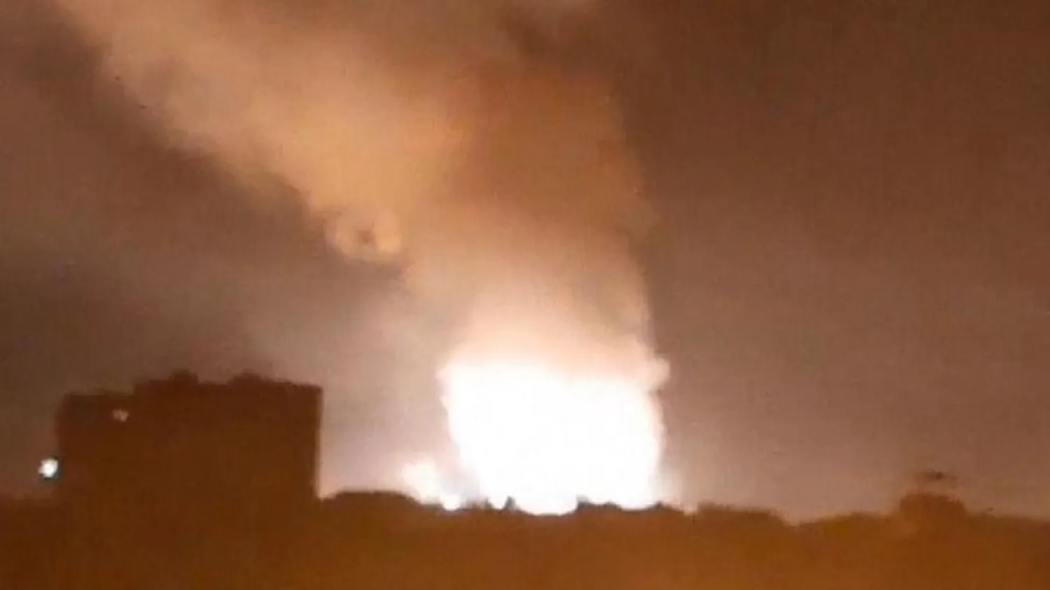 جانب من الانفجارات في المصنع (سكاي نيوز)