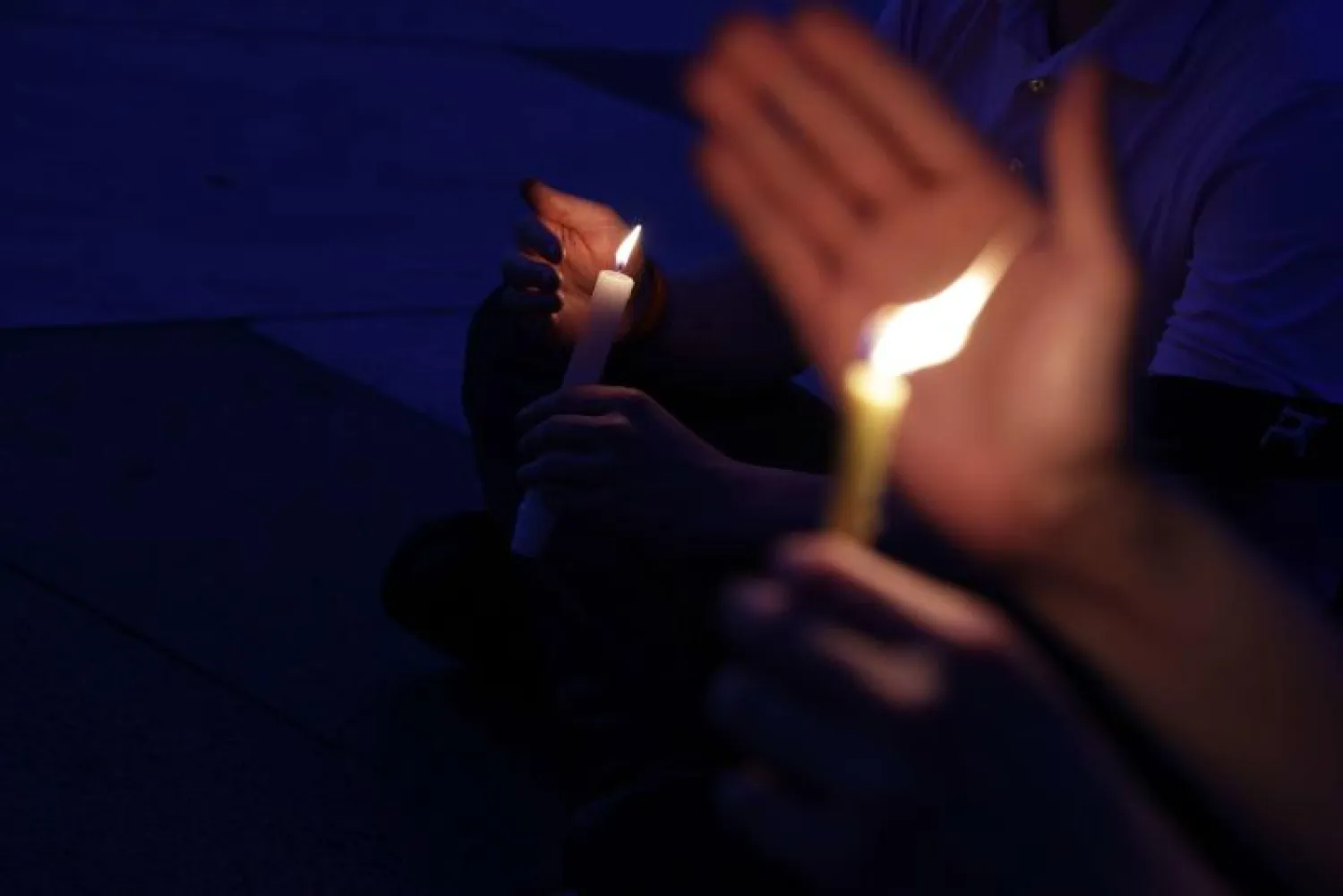 أميركيون يحملون الشموع  في إحياء ذكرى أحداث تيان أنمين في واشنطن (رويترز)