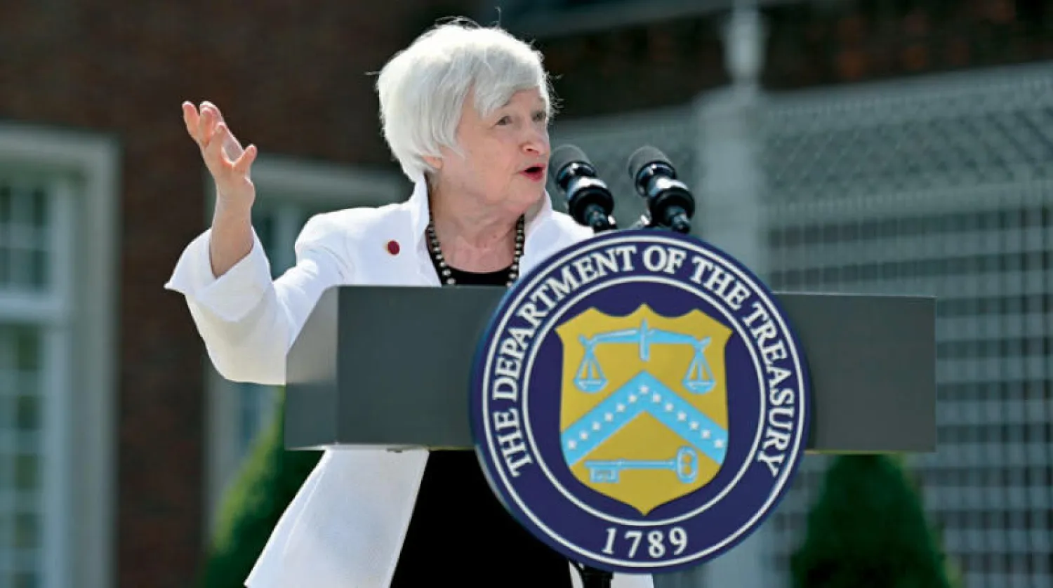 وزيرة الخزانة الأميركية خلال مؤتمر صحافي أمس بمقر السفير الأميركي في لندن (رويترز)