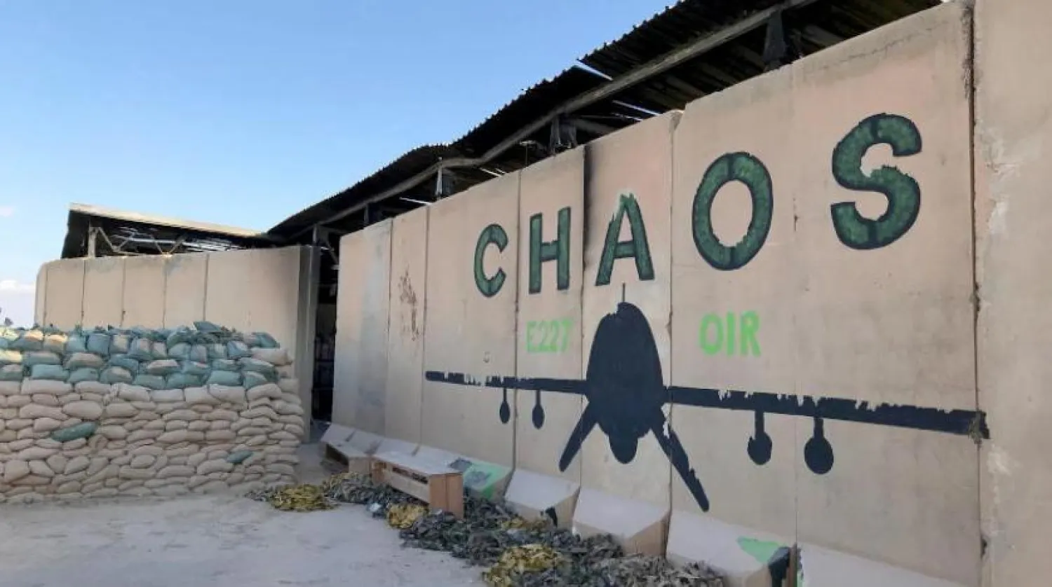 Irak'taki Ayn el-Esed Hava Üssü'ndeki Amerikan askerlerinin uyuma yerlerindeki patlayıcı önleyici duvarlar (Reuters)