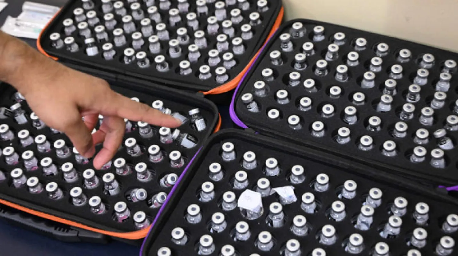 جرعات لقاح «فايزر - بايونتيك» كما بدت في مركز تلقيح بلندن أمس (أ.ف.ب)