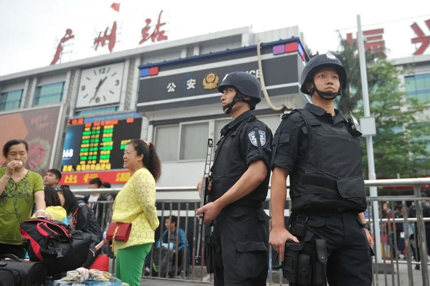 Members of a Chinese SWAT team stand guard on the square of Guangzhou railway station after a knife attack outside the station, in southern China's Guangdong province on May 6, 2014. (AFP)