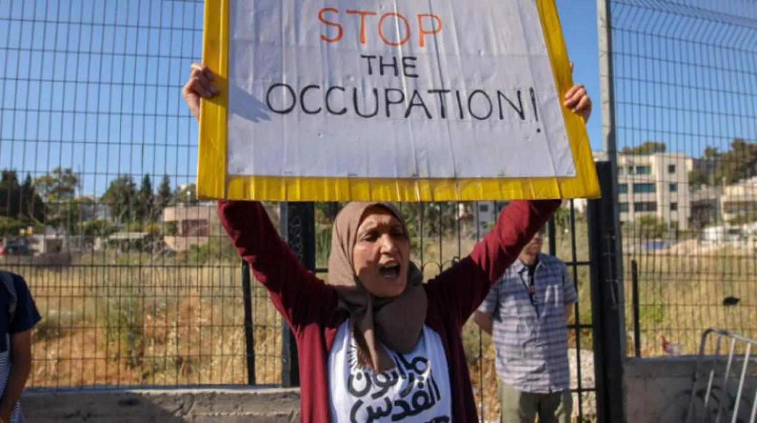 Dün Doğu Kudüs'teki Şeyh Cerrah mahallesinde yerleşimcilere karşı düzenlenen protesto mitinginde, İsrail işgaline son verilmesi çağrısında bulunan pankartlar açıldı. (AFP)