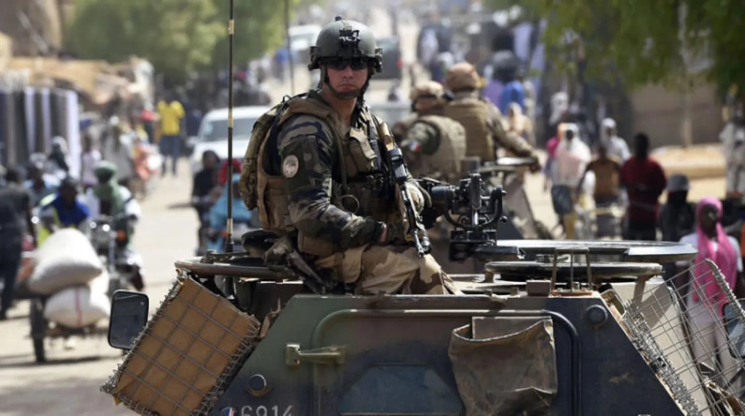 جنود فرنسيون في منطقة الساحل التي تهدد باريس الانسحاب منها رغم التحذيرات بأن ذلك سيكون لصالح «القاعدة» و«داعش» (أ.ف.ب)