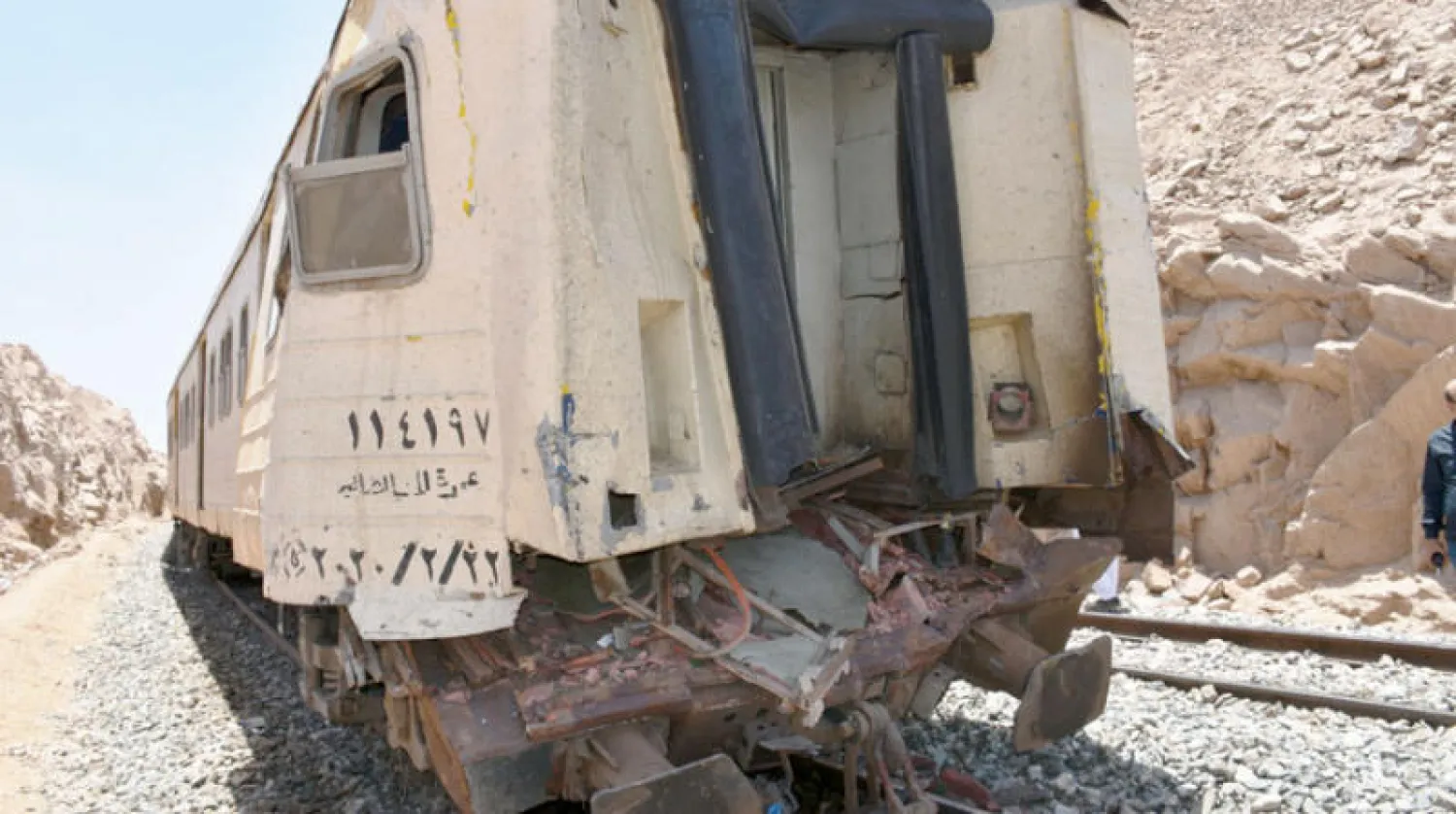 آثار التصادم على العربة الأخيرة من القطار (المركز الإعلامي لمحافظة أسوان)