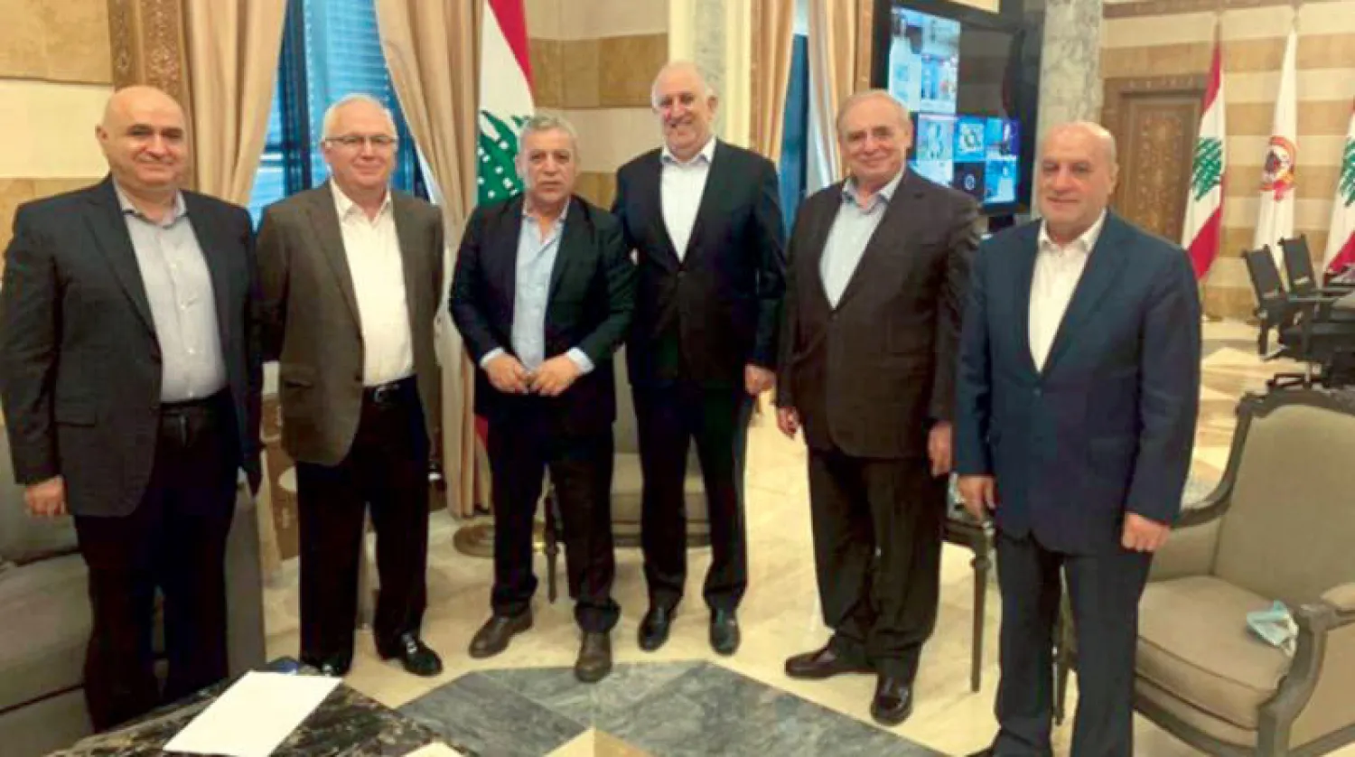 الوزير محمد فهمي مع النواب أمس (الوطنية)