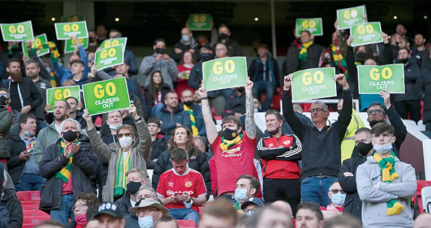 جماهير مانشستر يونايتد تواصل الاحتجاج ضد عائلة غليزر مالكة النادي (رويترز)