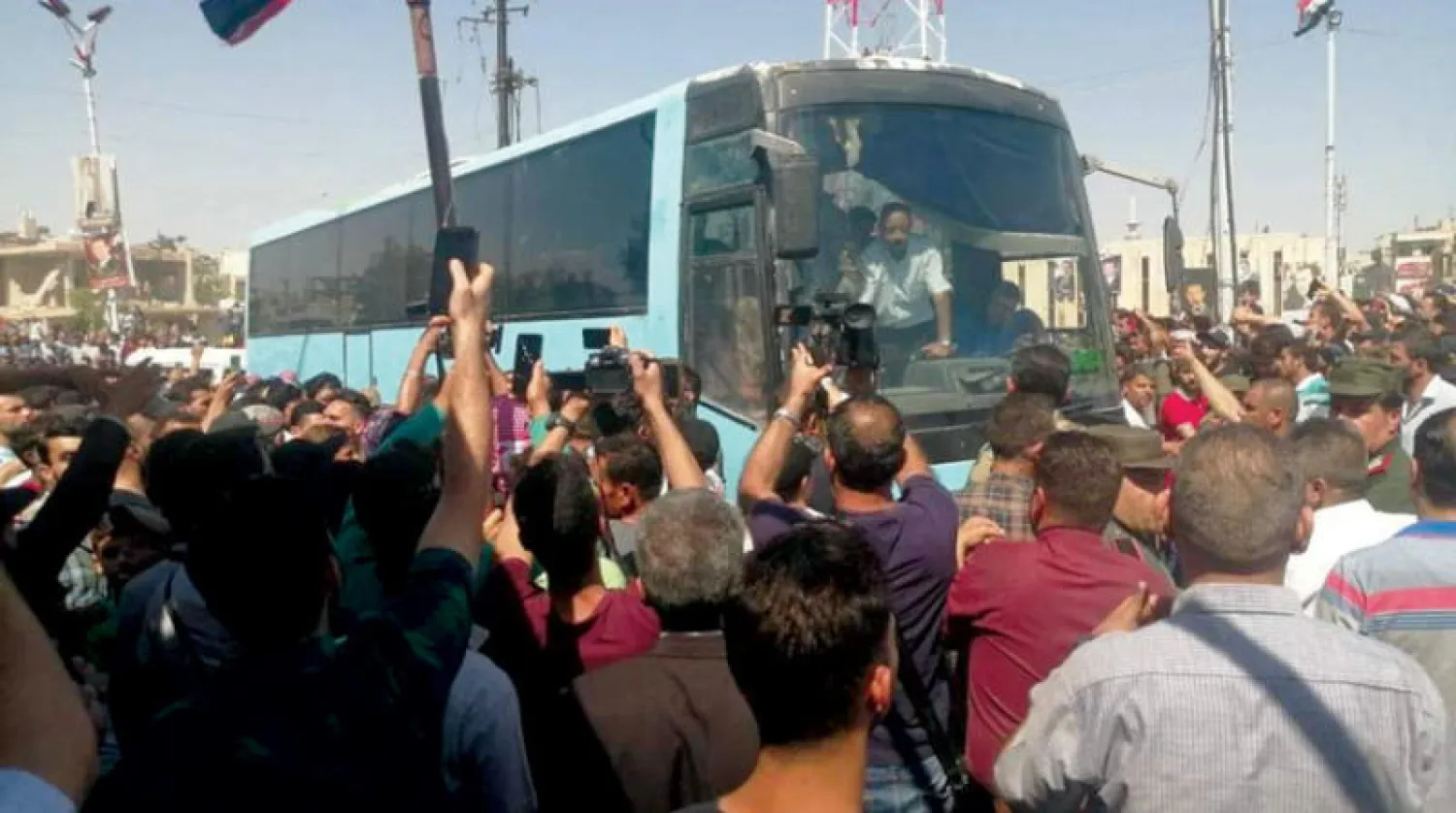 استقبال سجناء جنائيين في دوما بالغوطة الشرقية على أنهم معتقلون سياسيون (المرصد السوري)