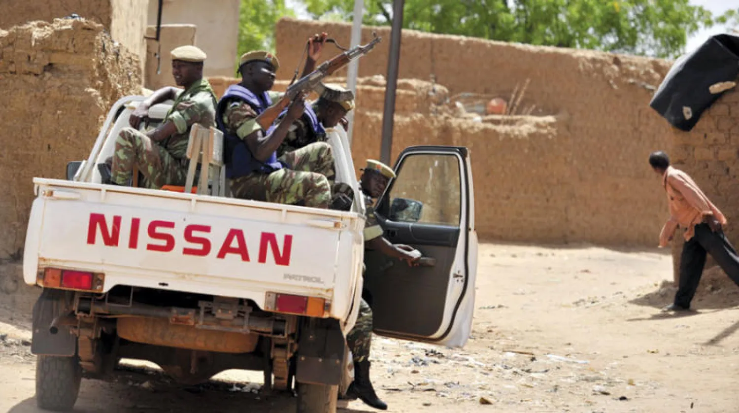 جنود من بوركينا فاسو يقومون بدورية حيث قتل متطرفون ما لا يقل عن 160 مدنياً في شمال البلاد المضطرب (أ.ف.ب)