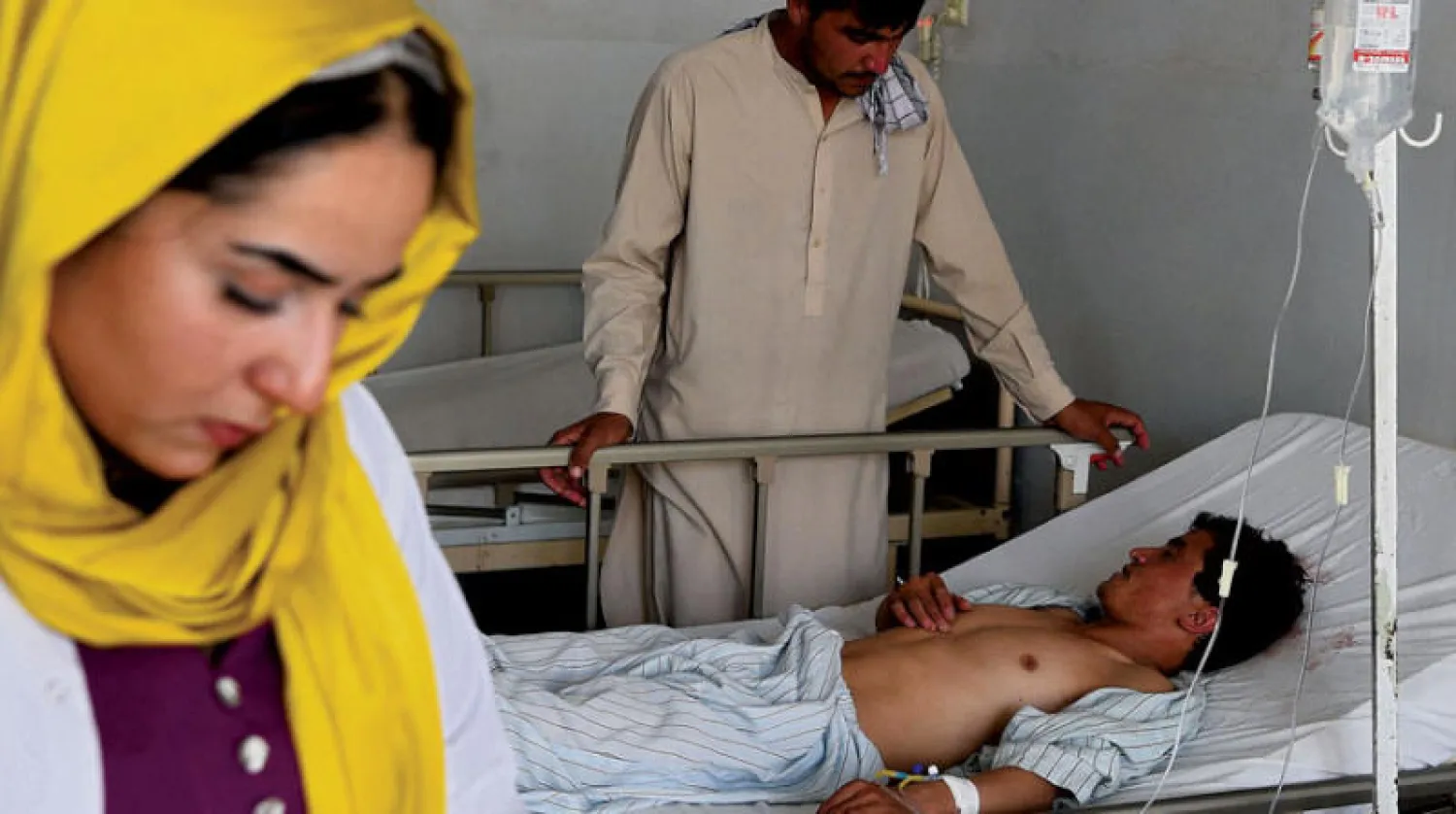 مصاب أفغاني يتلقى العلاج في مستشفى ابن سينا إثر تفجير إرهابي في ولاية بلخ أمس (أ.ف.ب)