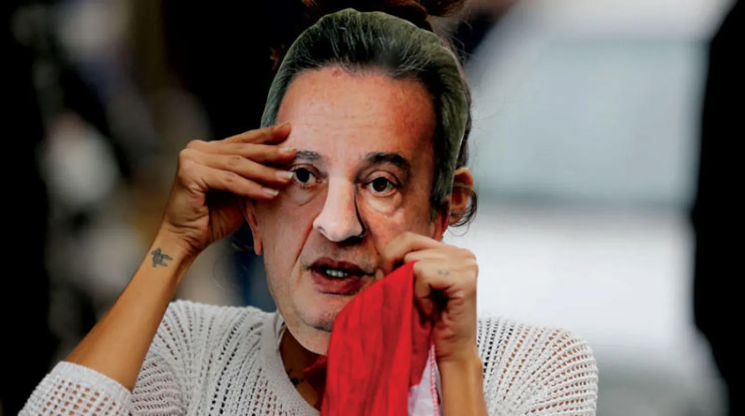 لبناني يضع قناعاً بوجه رياض سلامة خلال مظاهرة في بيروت نوفمبر (تشرين الثاني) الماضي (أ.ف.ب)