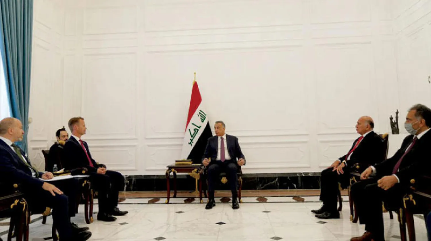 رئيس الوزراء العراقي خلال استقباله وزير الخارجية الدنماركي في بغداد أمس (رئاسة الحكومة العراقية)