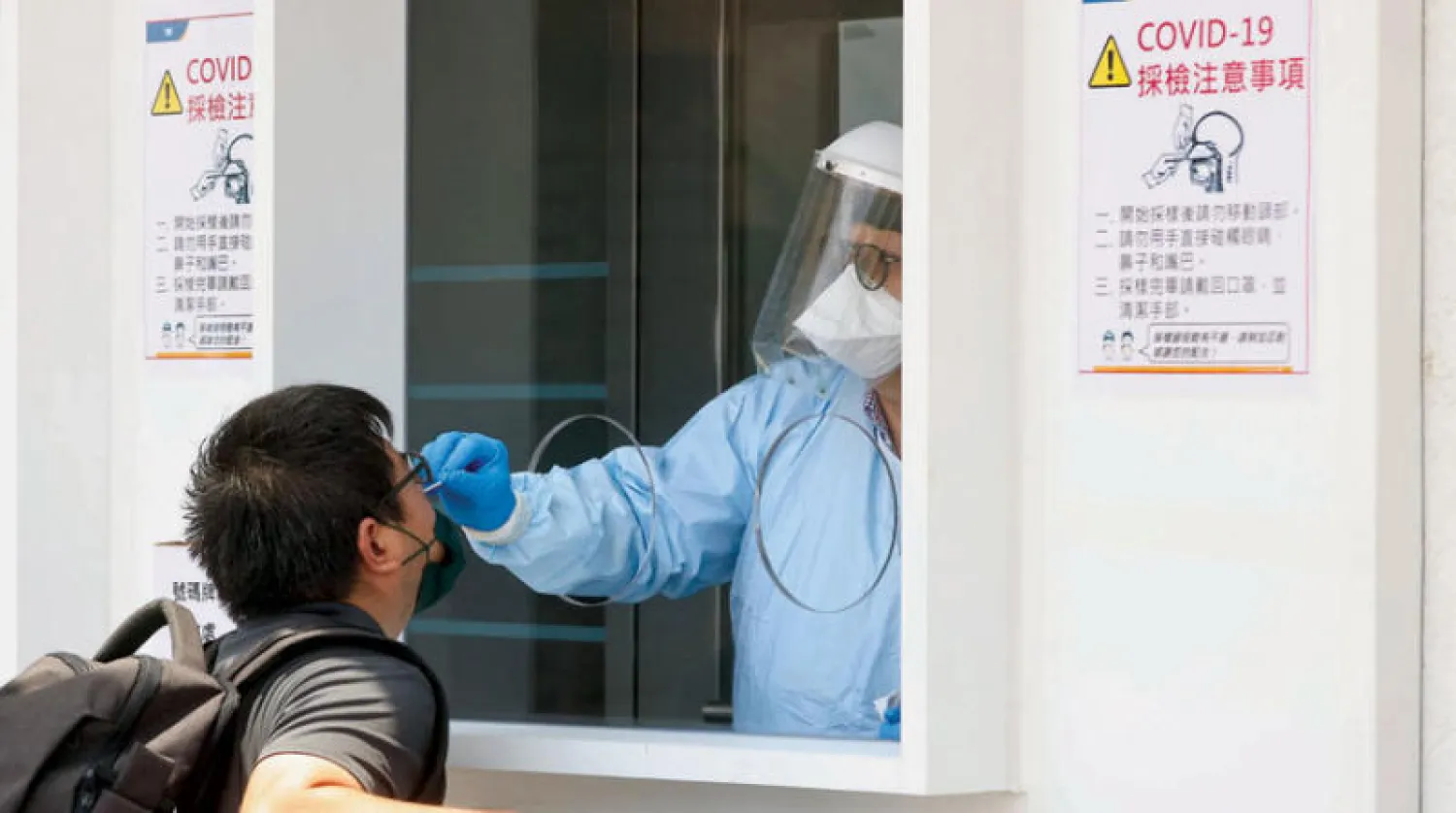 فحص «كورونا» لأحد سكان تايبيه عاصمة تايوان (رويترز)