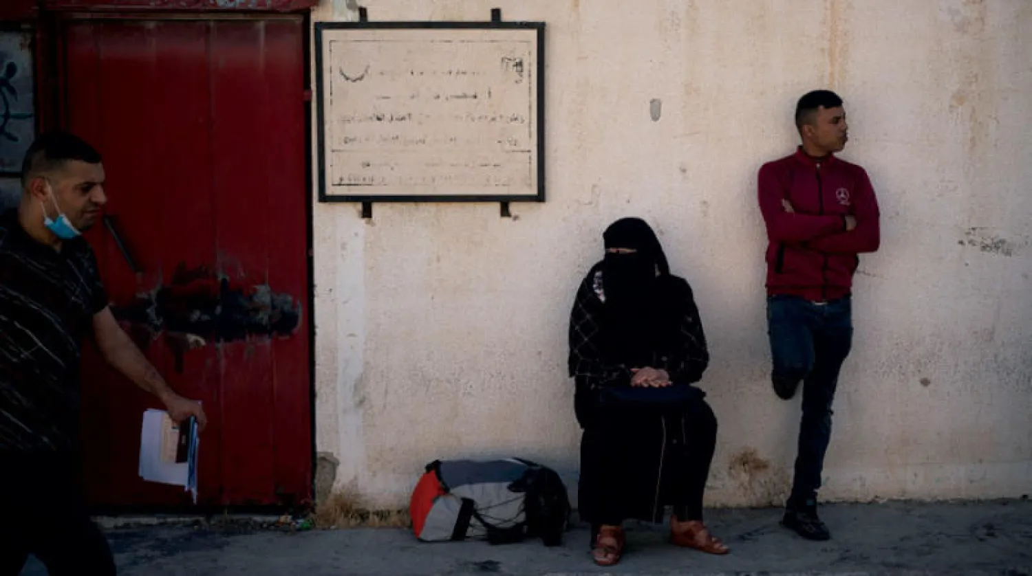 انتظار فلسطينيين في معبر رفح للعبور الى الاراضي المصرية (إب)