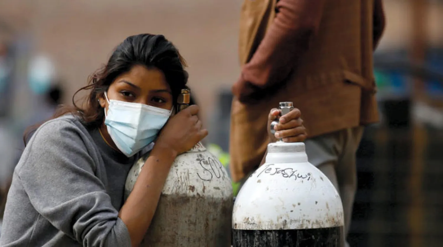 نيبال تعاني من انتشار سريع للفيروس ونقص في الأكسجين (رويترز)