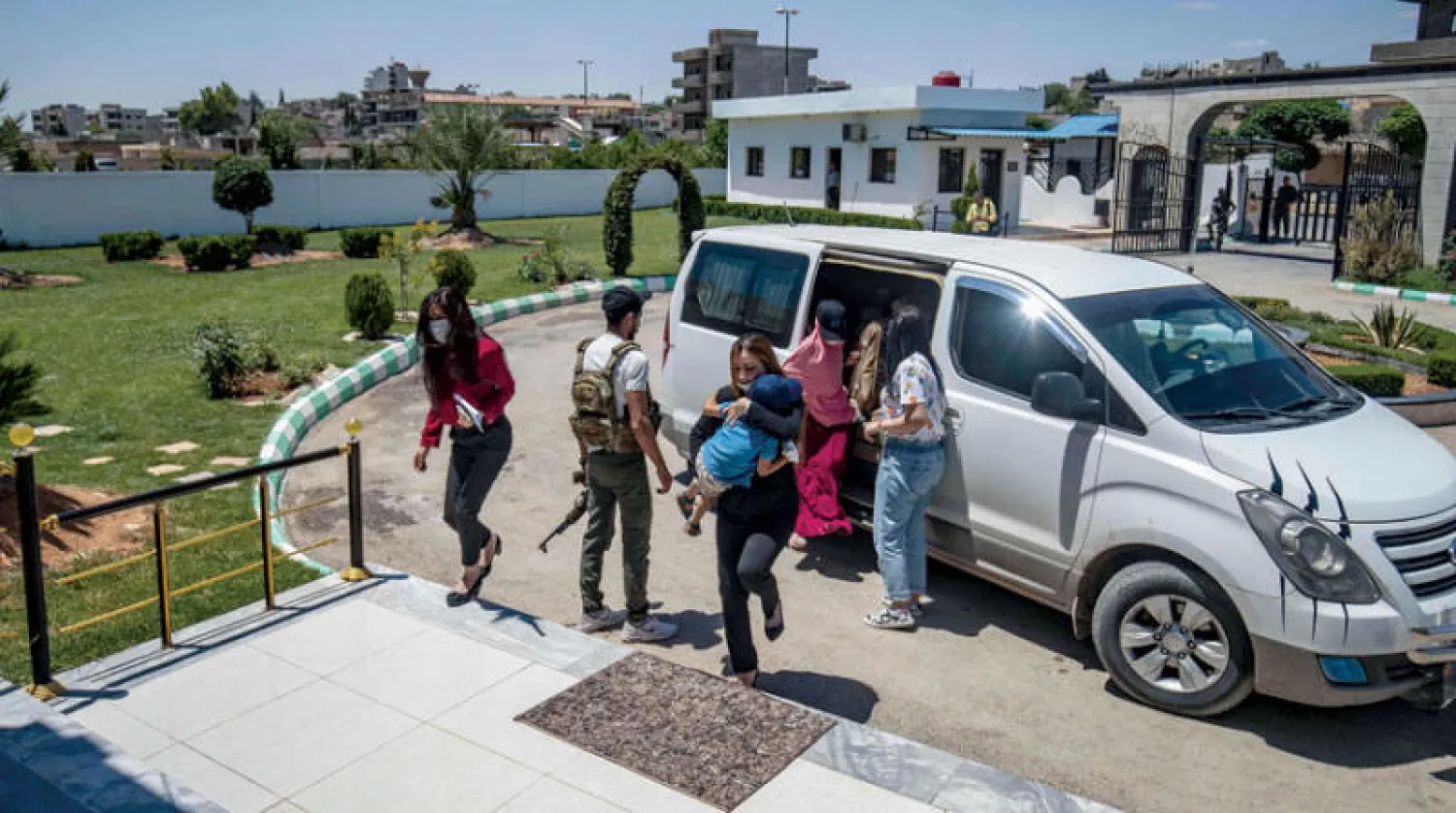 قوات كردية تسلم السبت أفراداً من عائلات عناصر «داعش» لدبلوماسيين هولنديين (أ.ف.ب)