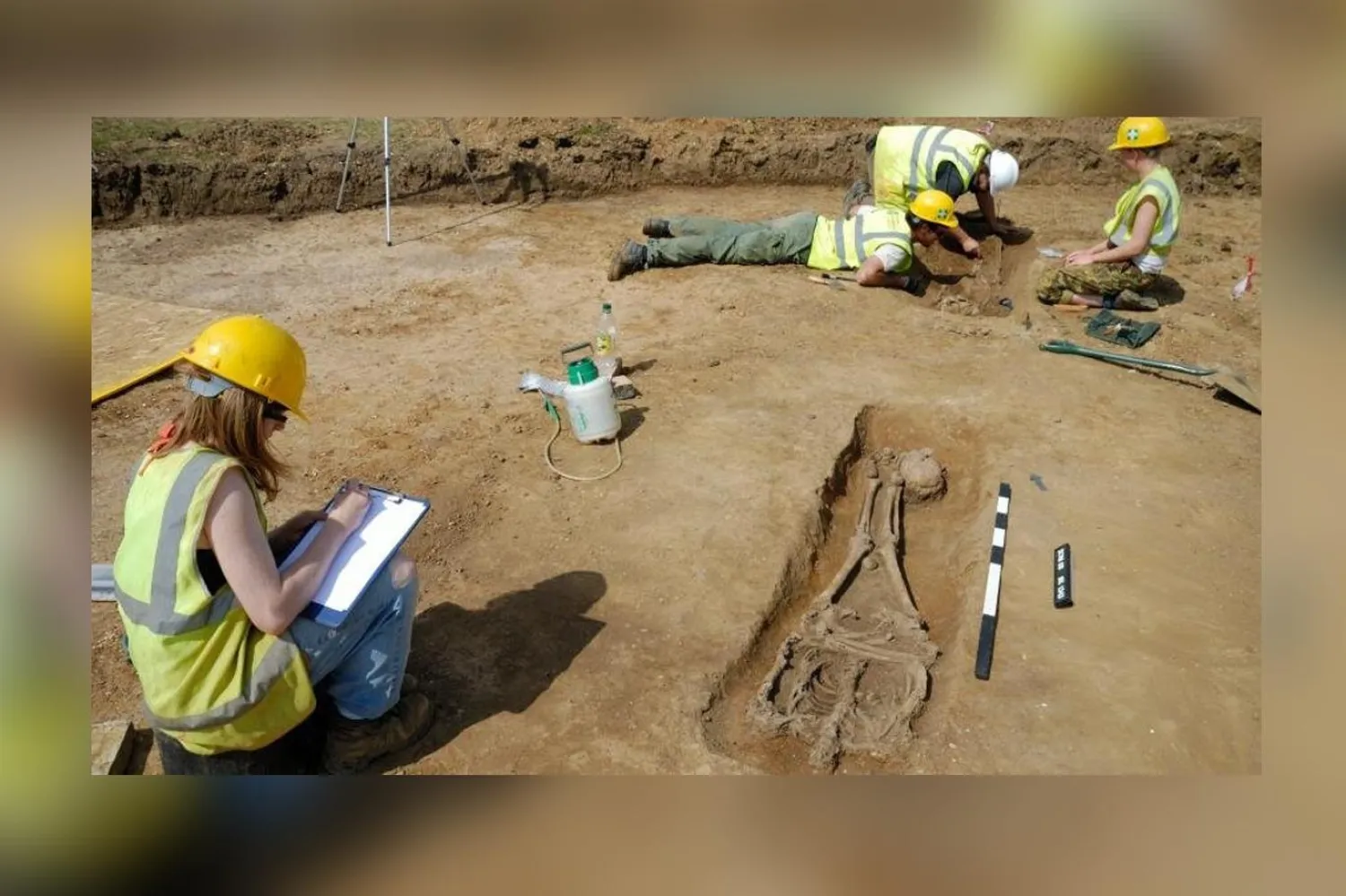 Araştırmacılar, iskeletlerin çoğunun 25 yaşın üzerindeki kişilere ait olduğunu düşünüyor (Cambridge Archaeological Unit)