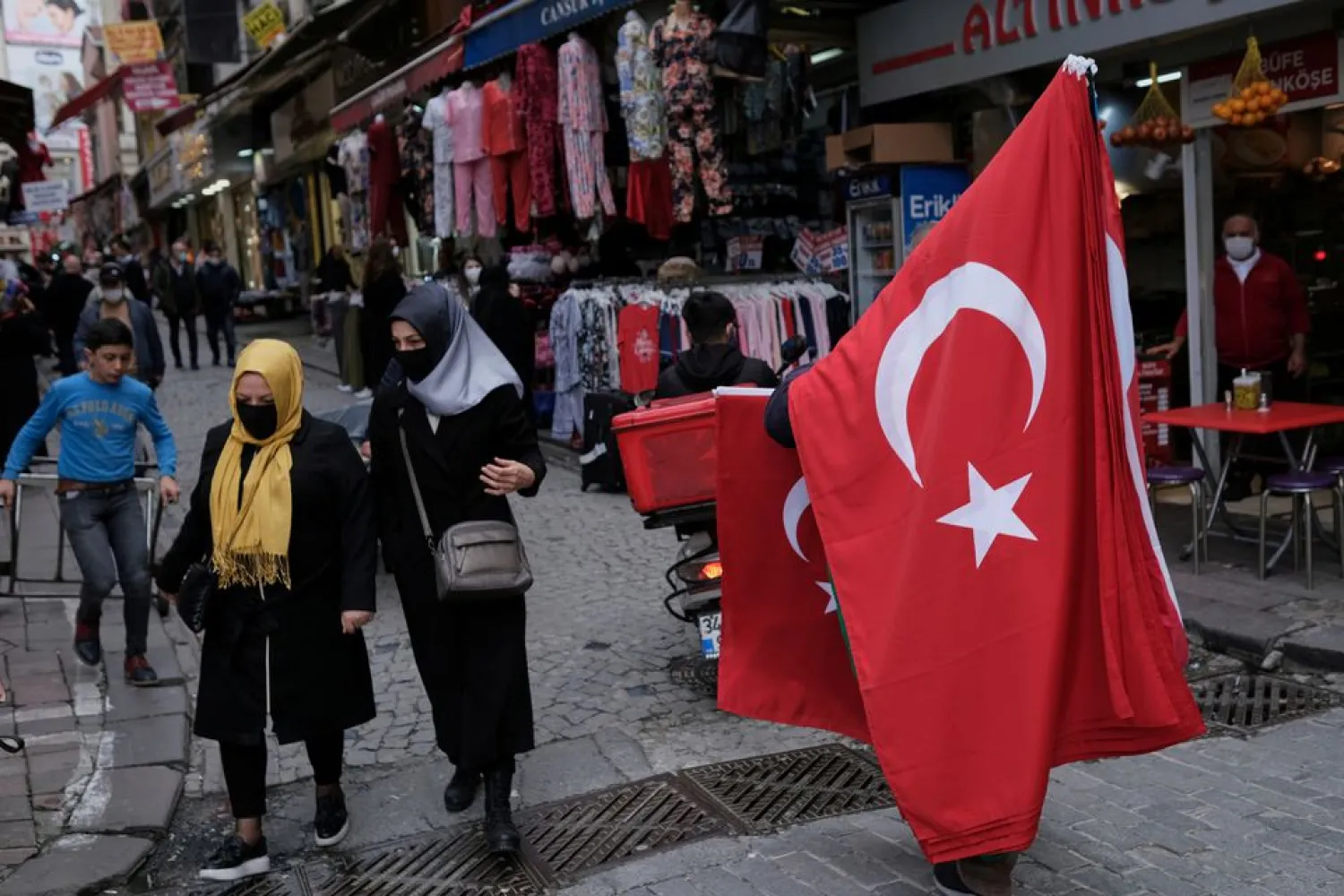A street vendor sells Turkish national flags at Mahmutpasa street, a popular middle-class shopping district, in Istanbul, Turkey March 22, 2021. REUTERS/Murad Sezer/

