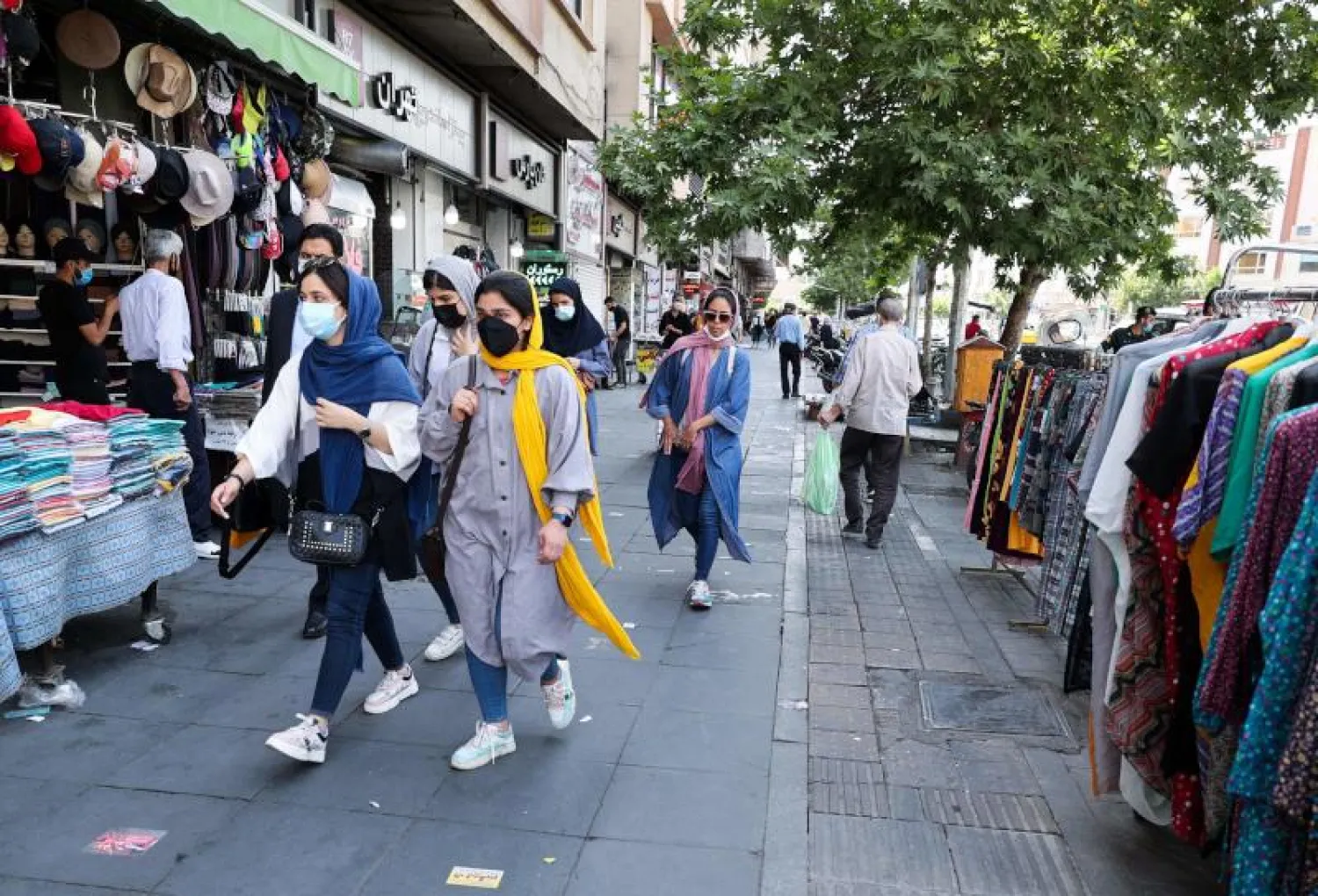 ايرانيات يرتدين أقنعة الوقاية في احد اسواق العاصمة طهران (ا.ف.ب)