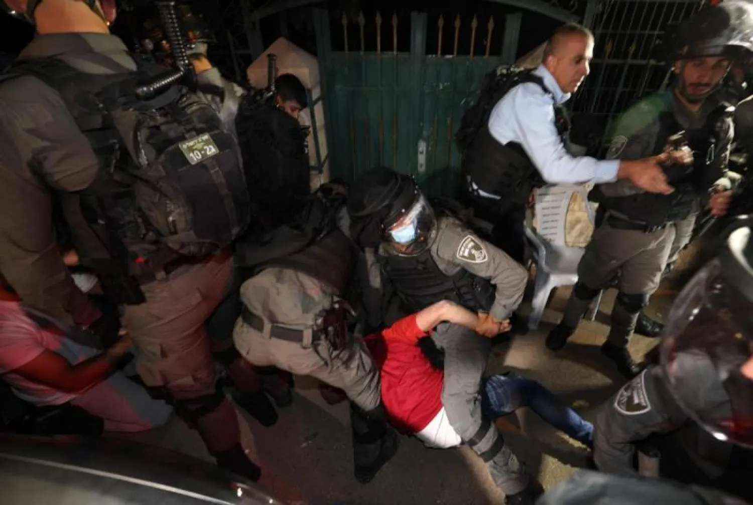 الشرطة الإسرائيلية تستخدم العنف تجاه أحد الفلسطينيين خلال المواجهات بحي الشيخ جراح بالقدس الشرقية (أ.ف.ب)