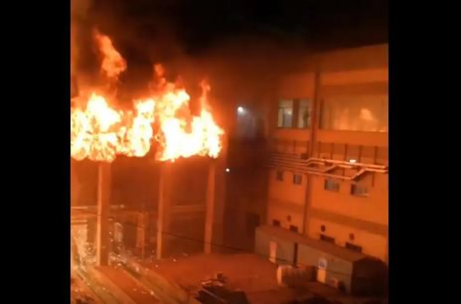 جانب من الحريق في مصنع الصلب