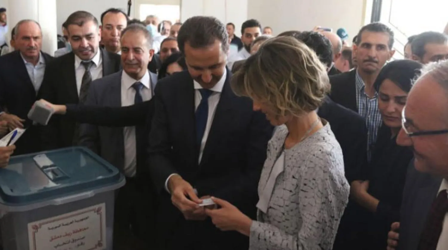 Beşşar Esed ve eşi Esma, Duma'da 26 Mayıs'taki devlet başkanlığı seçimleri sırasında (AFP)